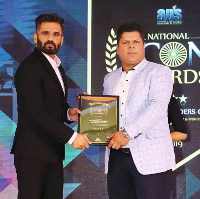 Dr. Gautam is getting Award by Actor Sara Ali Khan